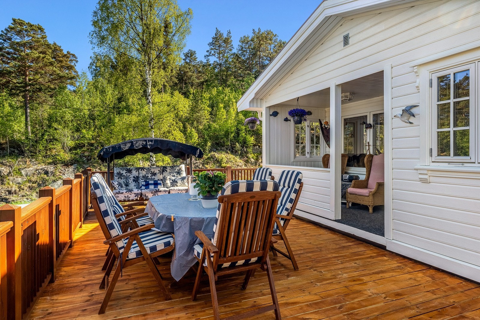 Ut for stua er det en overbygget terrasse før du kommer til den store terrassen som binder, hytta, uthuset og bassenget sammen. Galleribilde