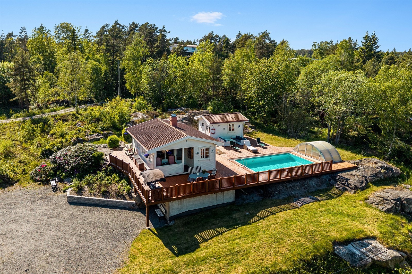 Sommersted ved sjøen med basseng. Galleribilde