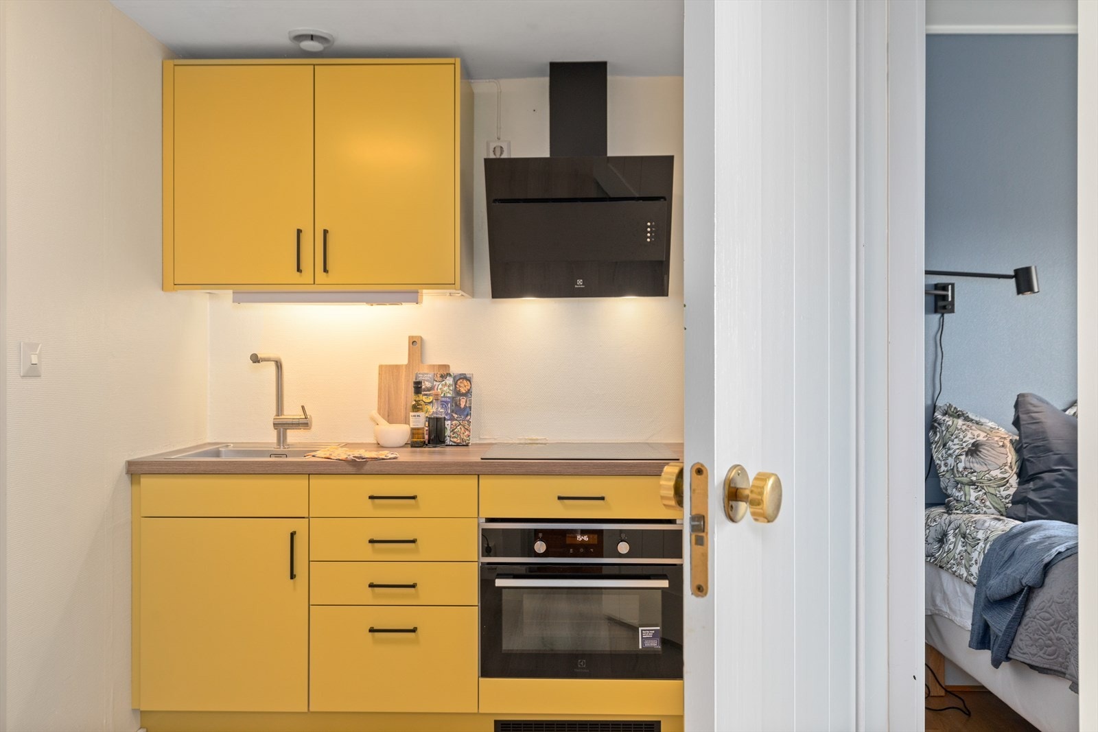 Nyere og pent kjøkken fra 2021 i stilig gulfarge. Komfyr og platetopp er integrert. Galleribilde