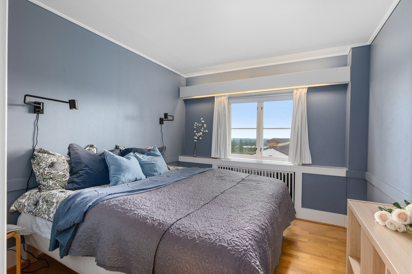 Romslig soverom innredet med dobbeltseng og kommode. Galleribilde