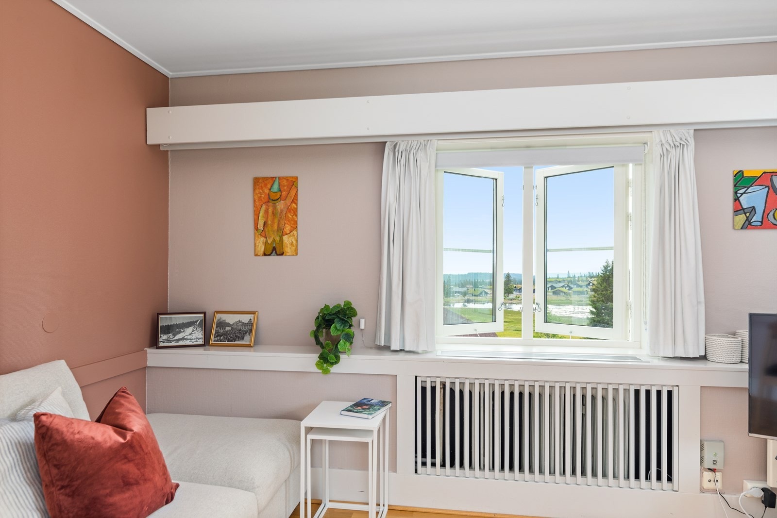 Stuens vinduer slipper inn godt med lys og gir rommet en luftig følelse Galleribilde