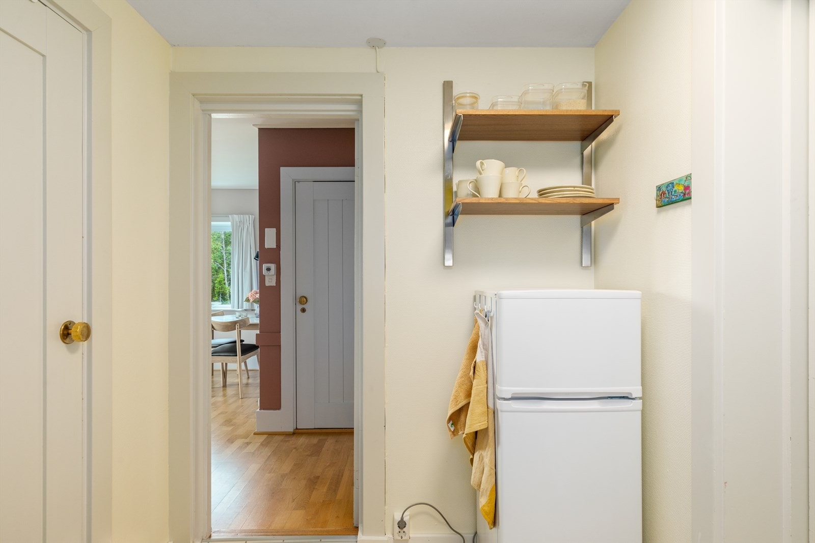 Det er plass til kjøleskap til kjøkkenet. Galleribilde