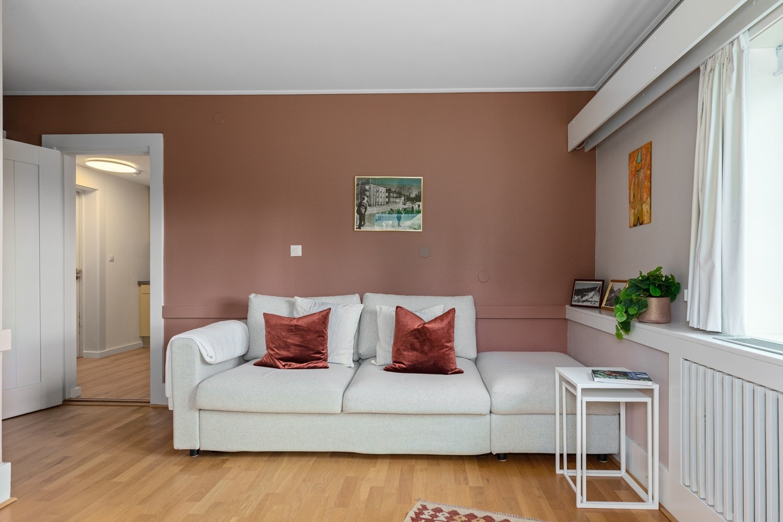 Fra entré/kjøkken tar du deg videre inn mot leilighetens stue. Galleribilde