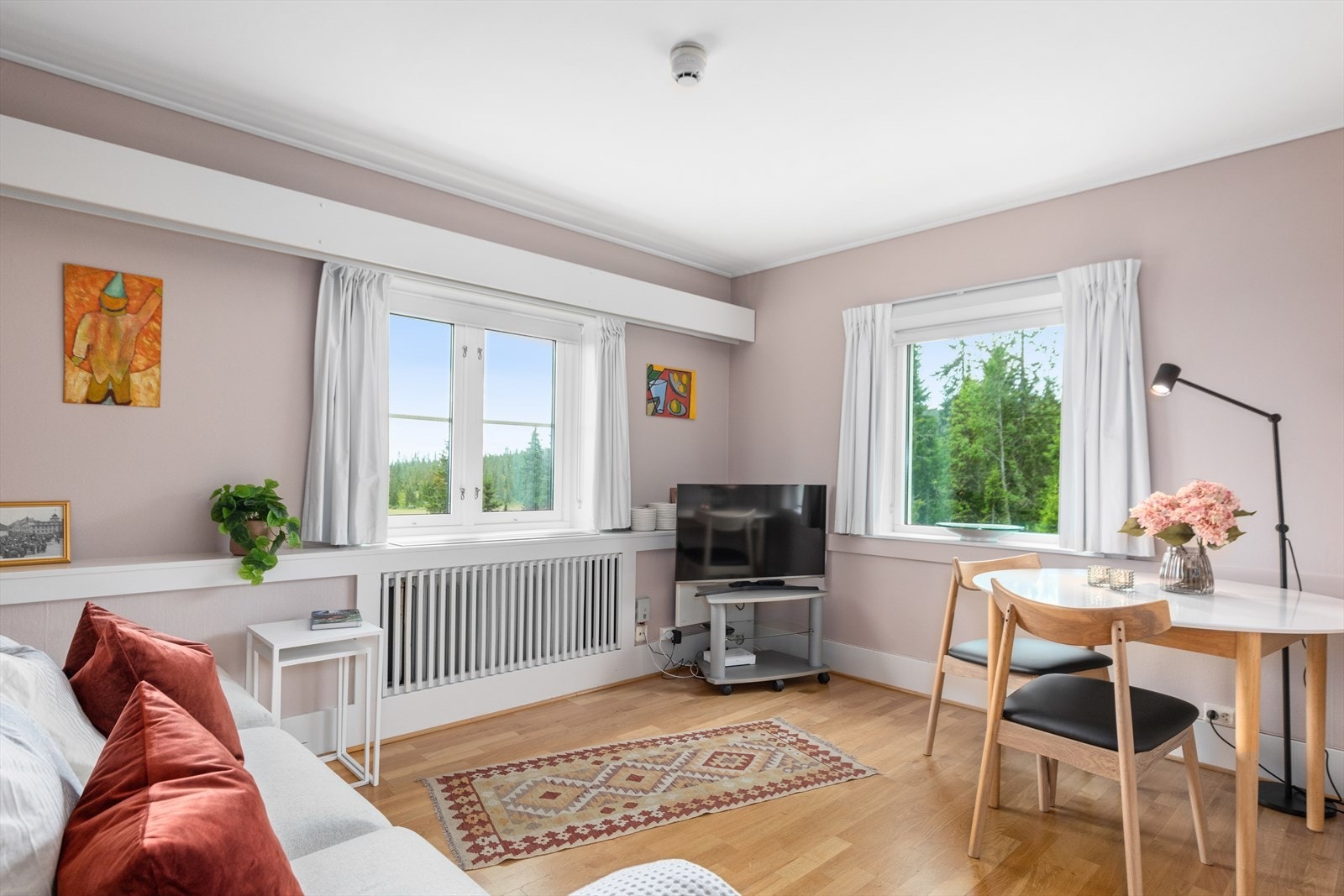 Stuen har flere møbleringsmuligheter og har plass til både sofa og spisebord. Galleribilde