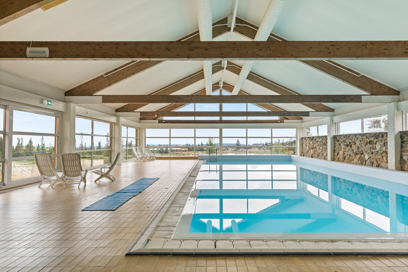 Svømmebasseng med utgang til terrasse. Dame og herregarderobe med tilhørende badstuer. Galleribilde