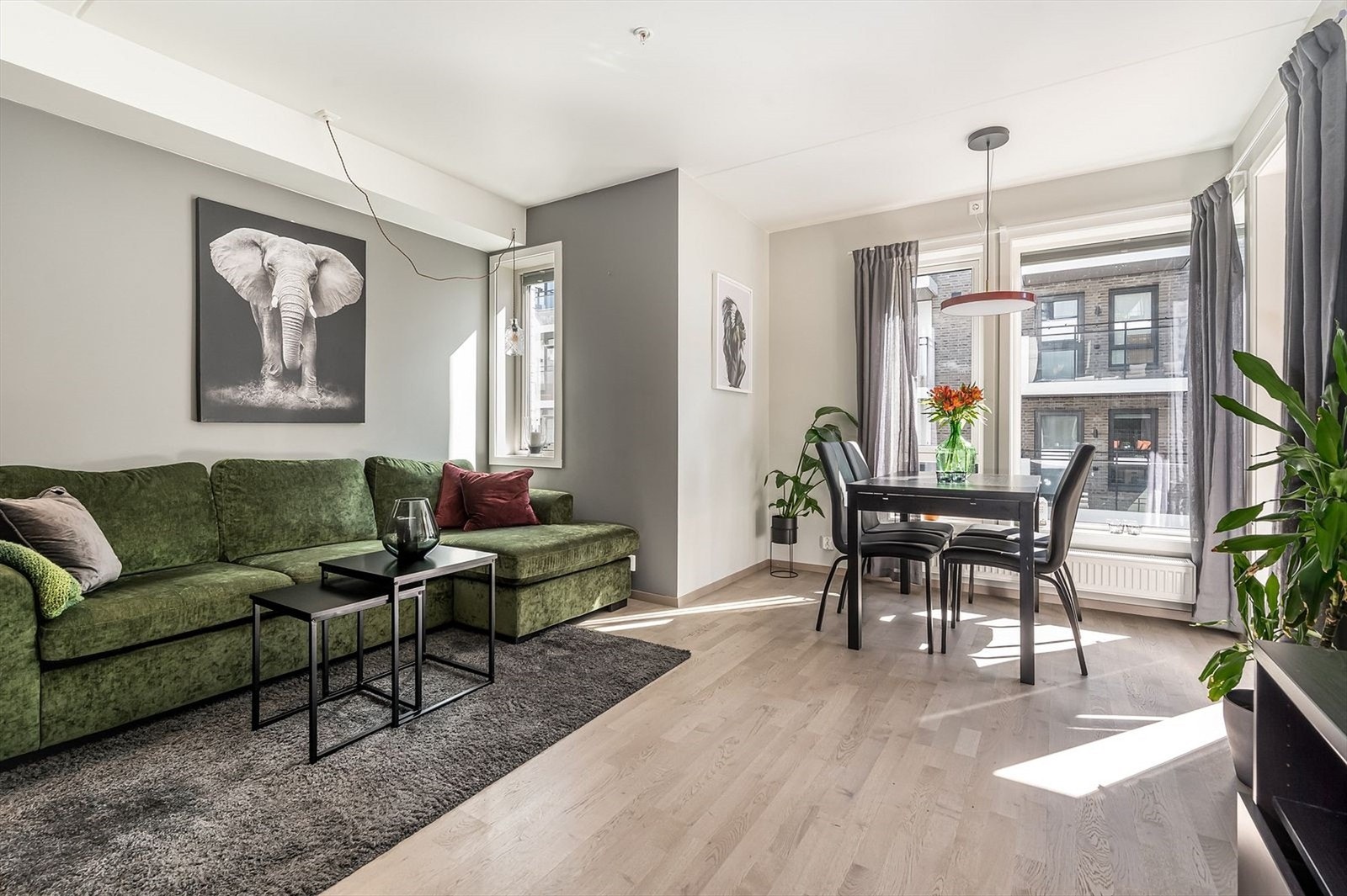Stue har plass til både sofa, sofabord og tv Galleribilde