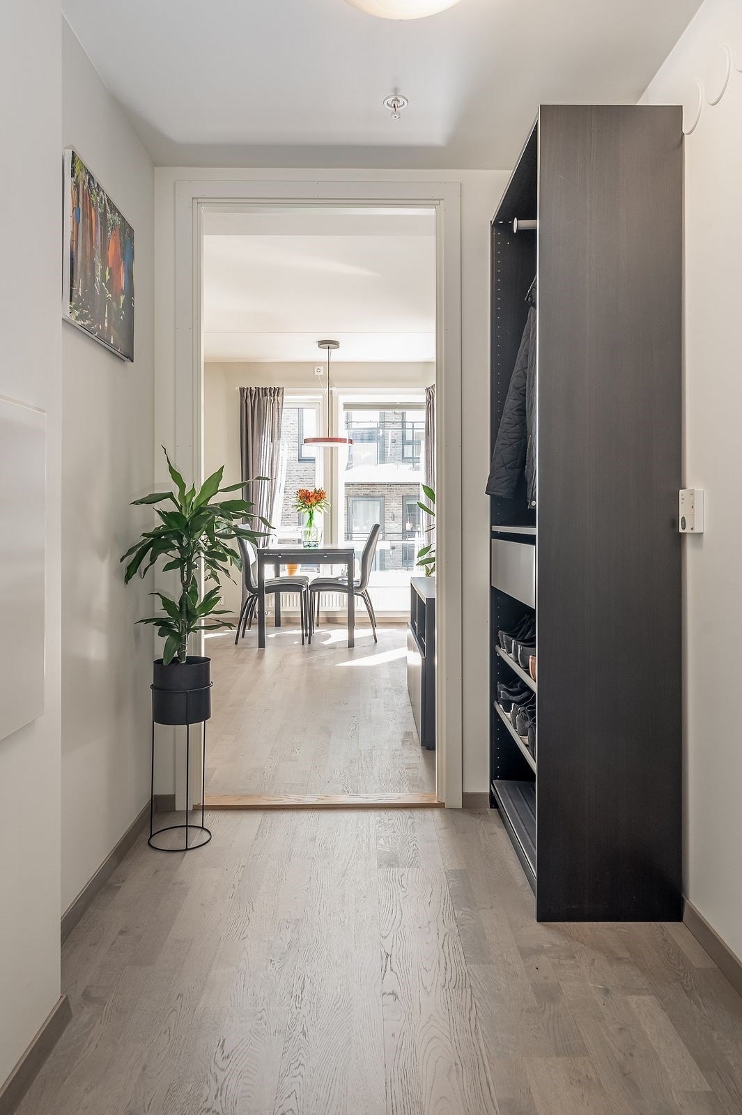 Entre med plass til gardeobeskap Galleribilde