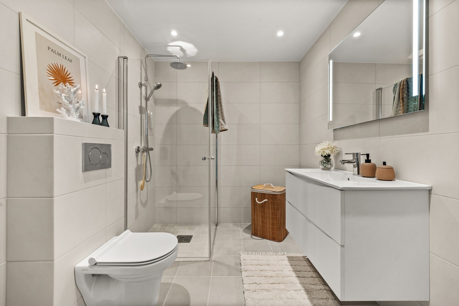 Det er også tilgang til en pent flislagt baderom. Galleribilde