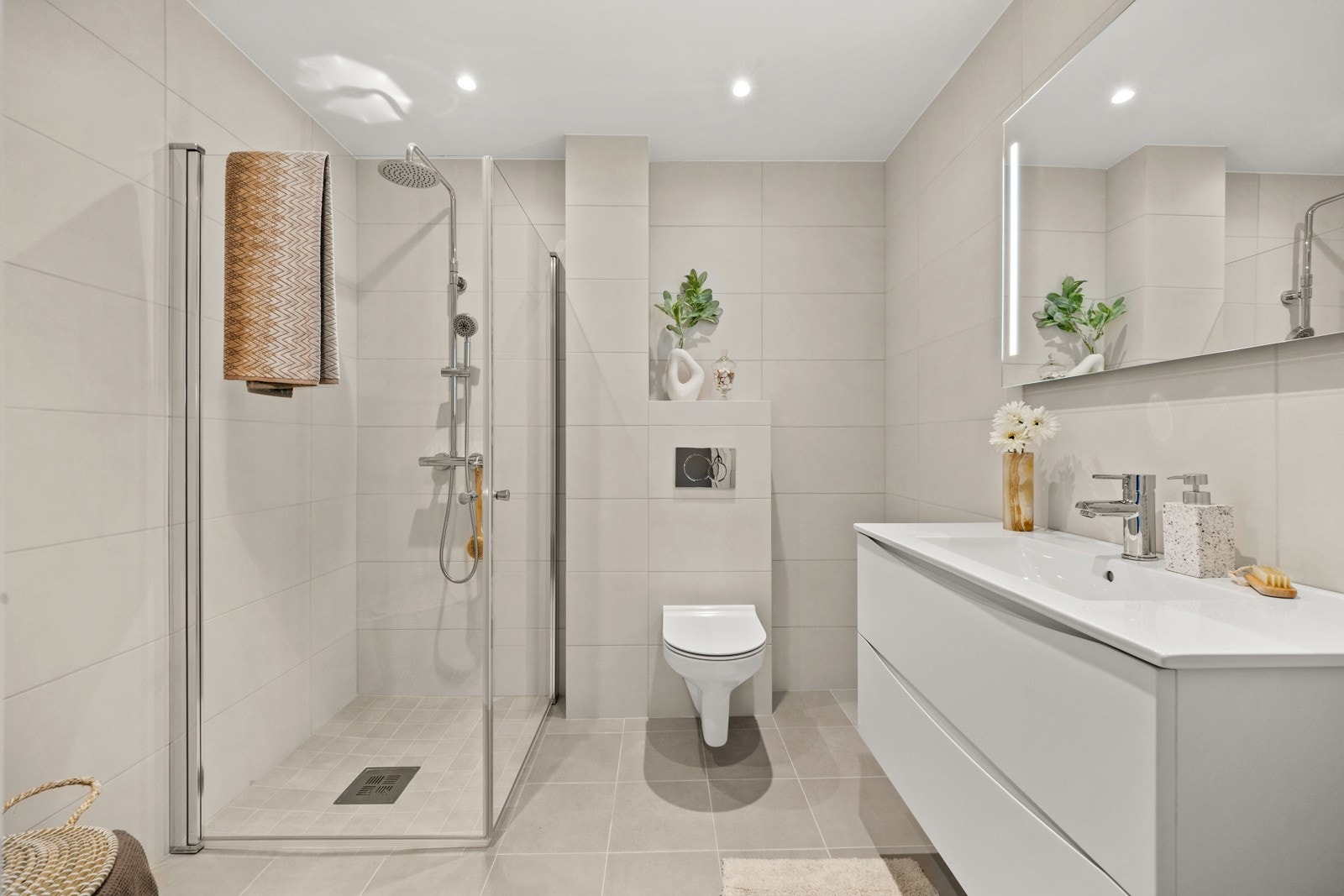 Baderom 2 ligger i tilknytning kjøkkenet og entréen. Galleribilde