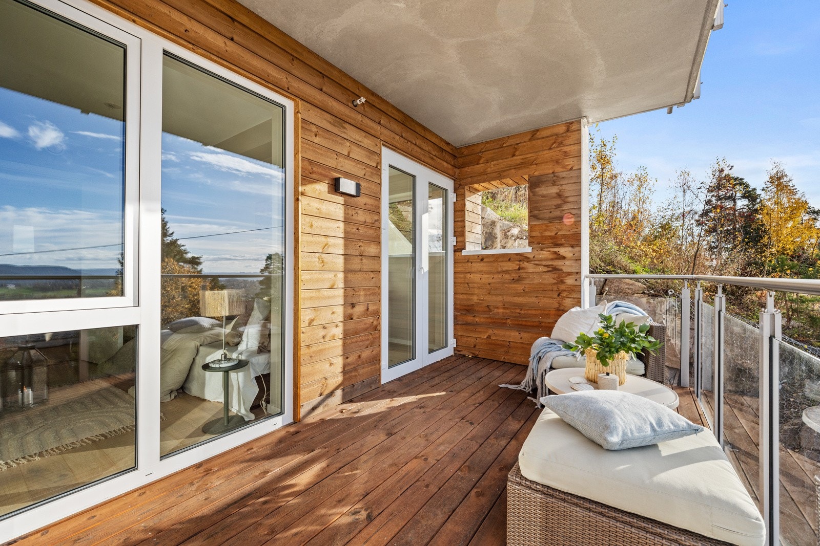 Det er tilgang til balkongen fra stuen og hovedsoverommet. Galleribilde