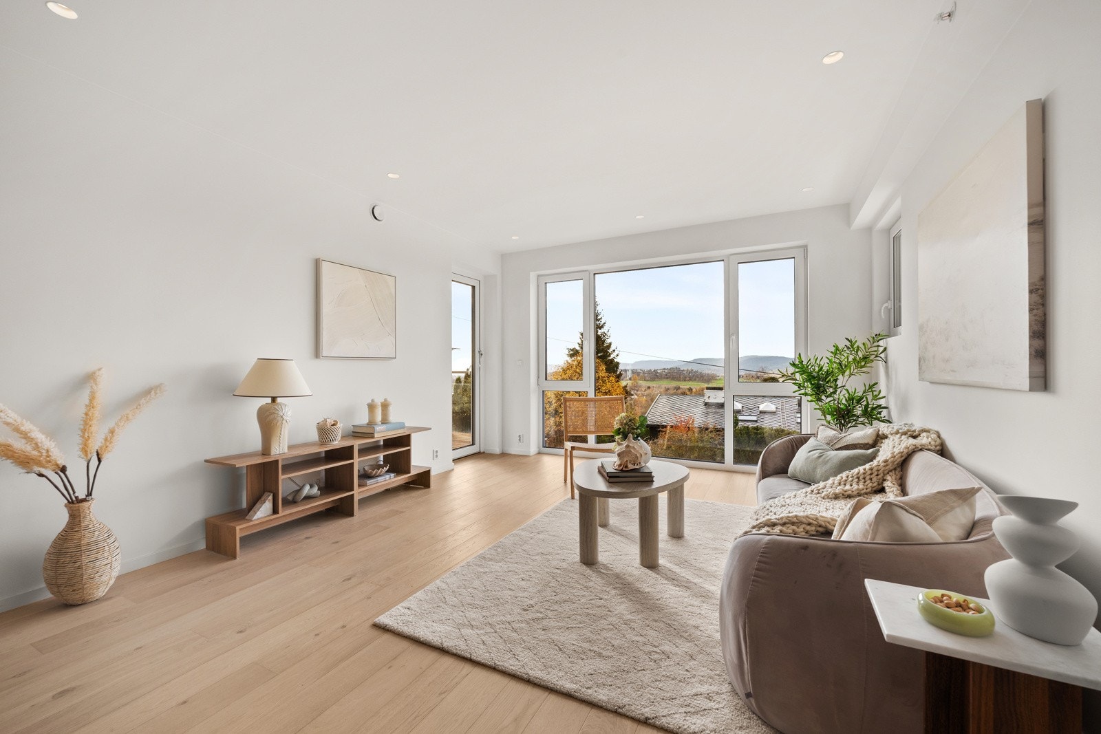 Stuedelen har god plass til sofa, tv-benk eller annen ønsket innredning. Galleribilde