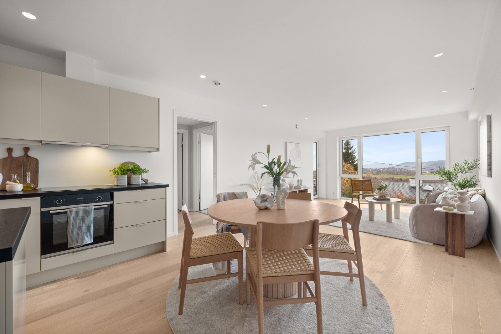 Ved kjøkkenet er det god plass til en spisestuedel. Galleribilde