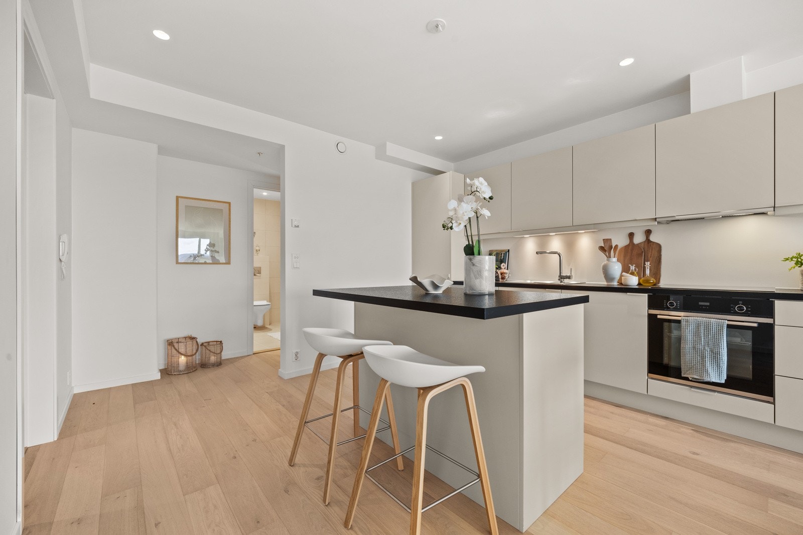 Kjøkkeninnredning fra Sasso med integrerte hvitevarer fra Siemens. Galleribilde