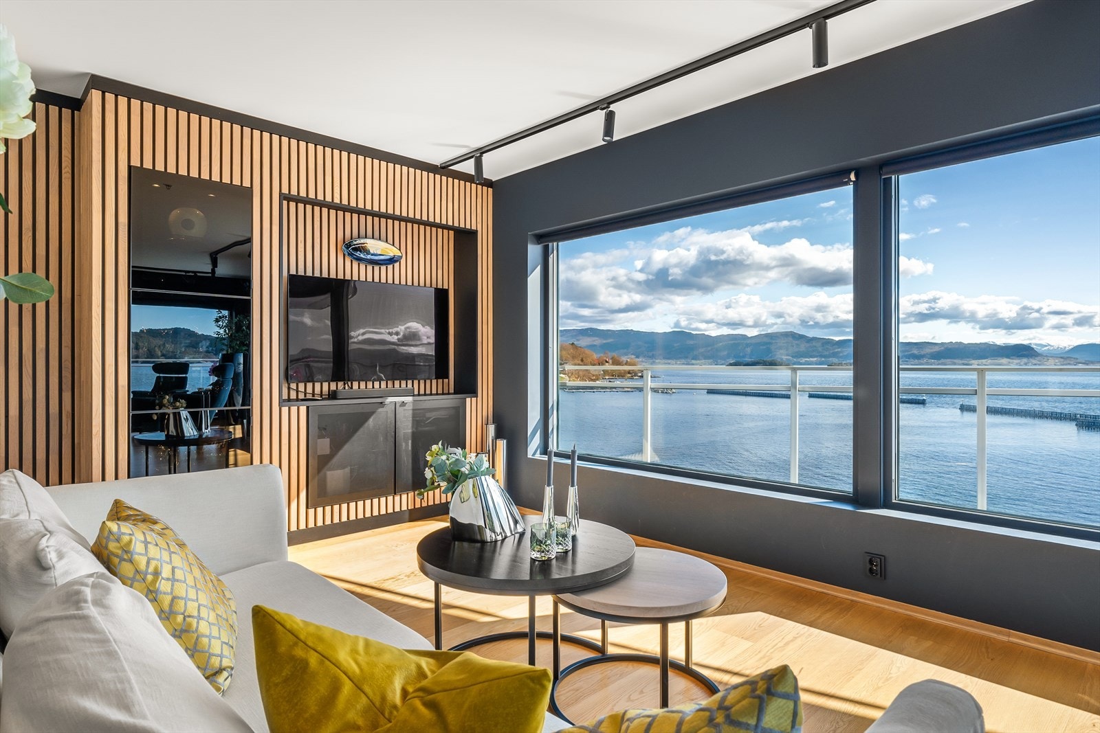 Ny og stilren spilevegg med plass for TV Galleribilde