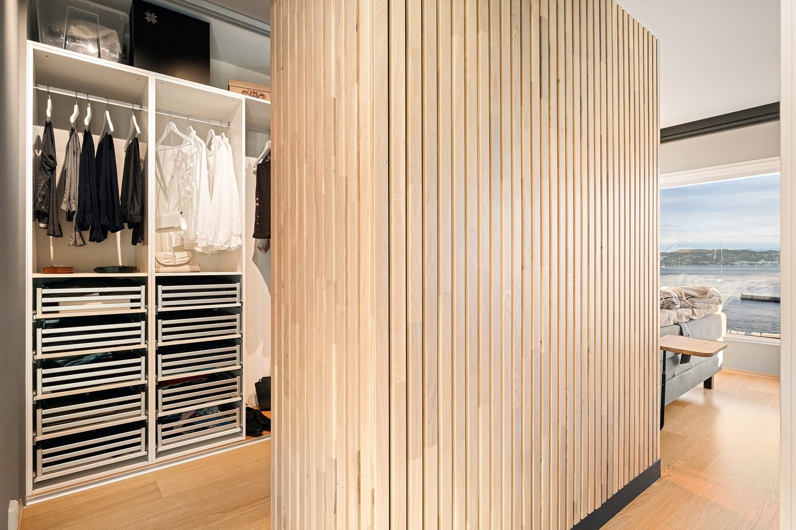 Hovedsoverommet har eget walk-in closet, hverdagsluksus på sitt beste. Galleribilde