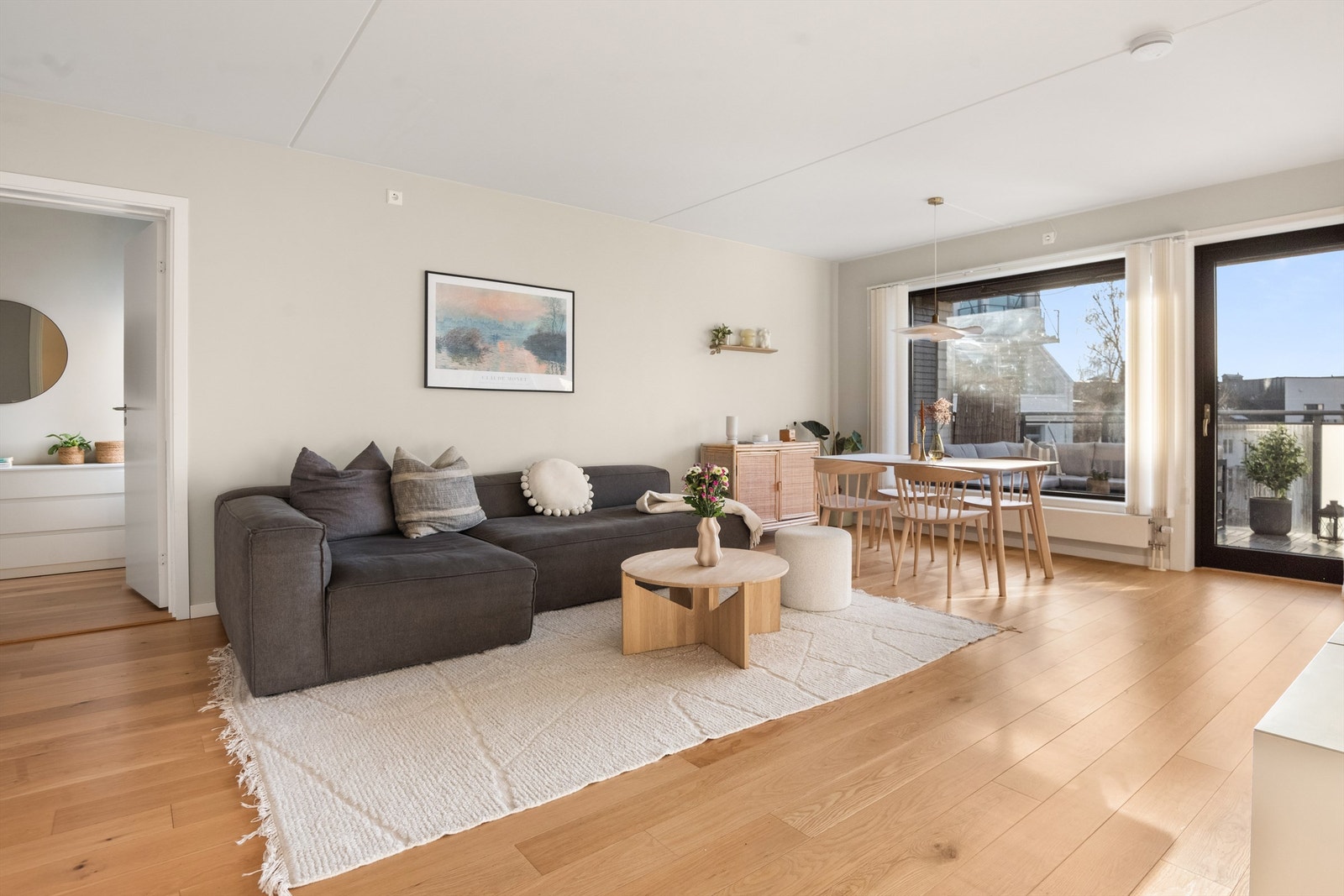 God plass til sofa- og spiseseksjon. Galleribilde