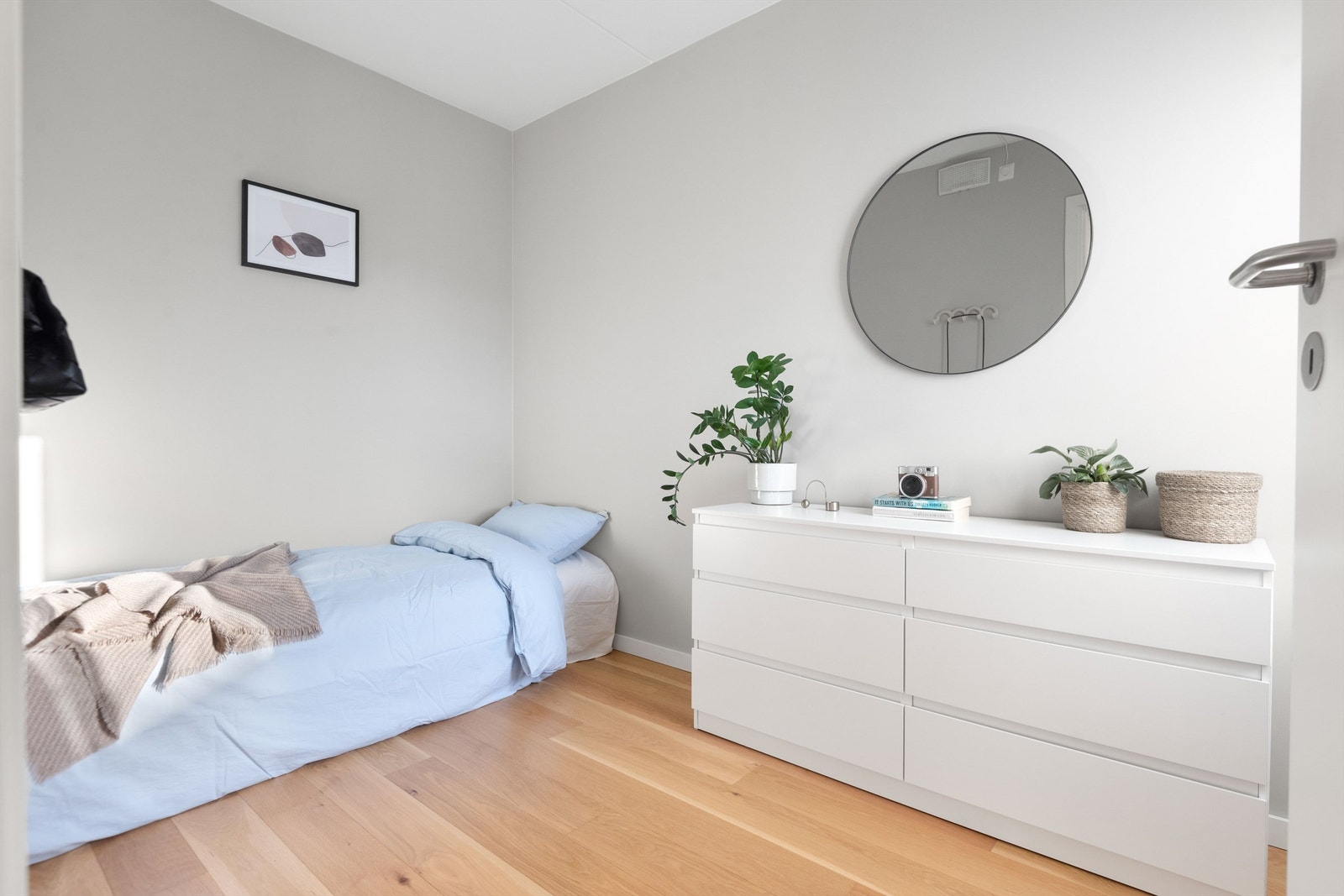 Soverom 2 kan brukes på flere måter, som for eksempel barnerom, gjesterom, hobbyrom eller kontor. Galleribilde