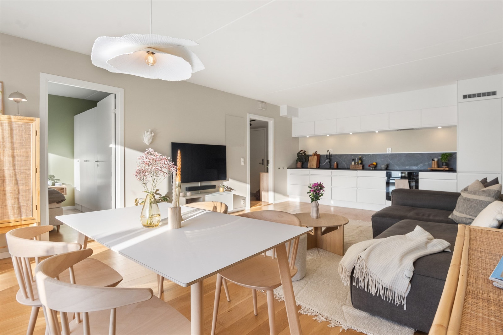 Pen & nyere 3-roms leilighet fra 2012 - Heis og balkong på 9 kvm med gode solforhold. Galleribilde