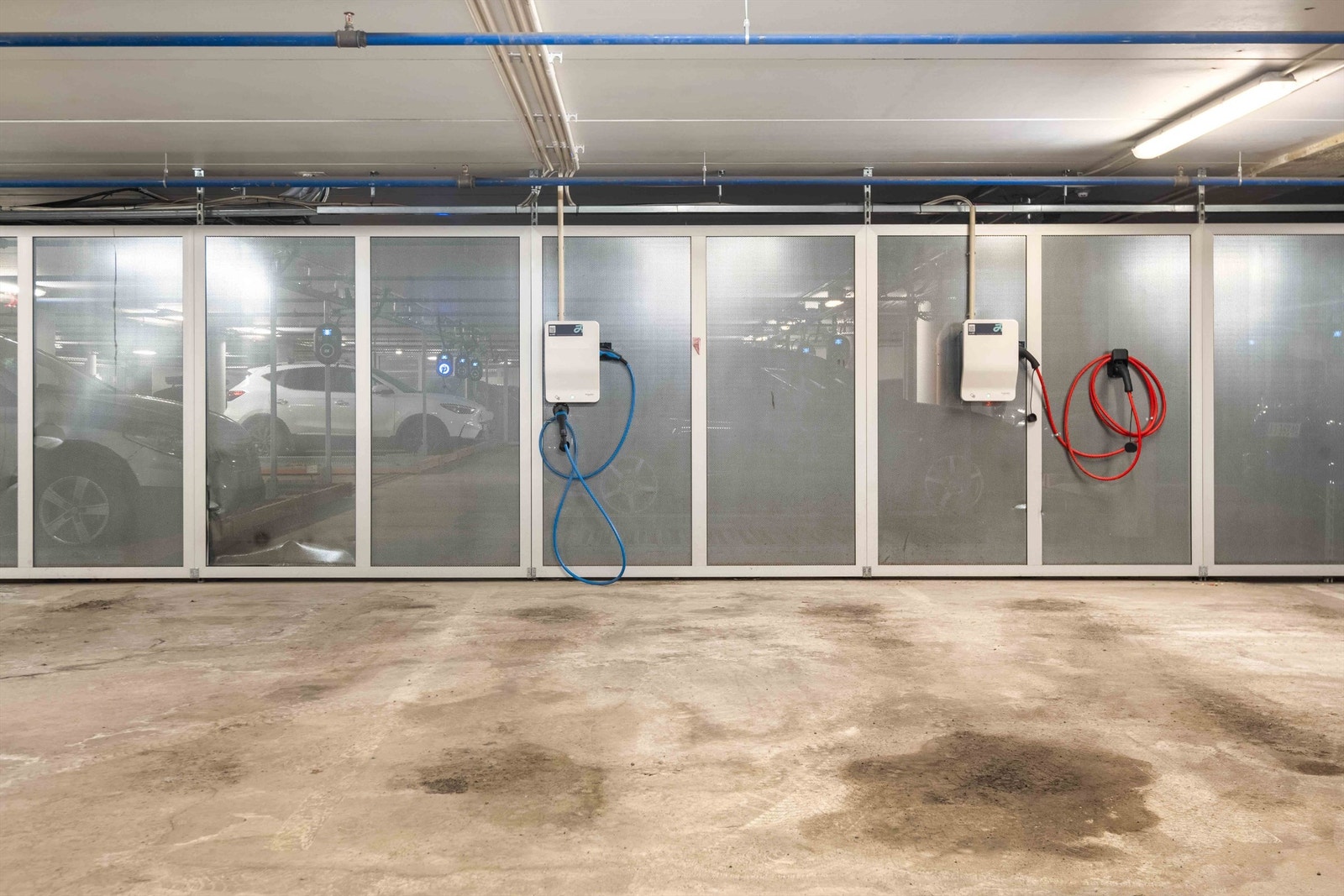 Selger eier en parkeringsplass i felles garasjeanlegg som kan kjøpes separat for kr 650.000,- dersom dette er ønskelig. Galleribilde