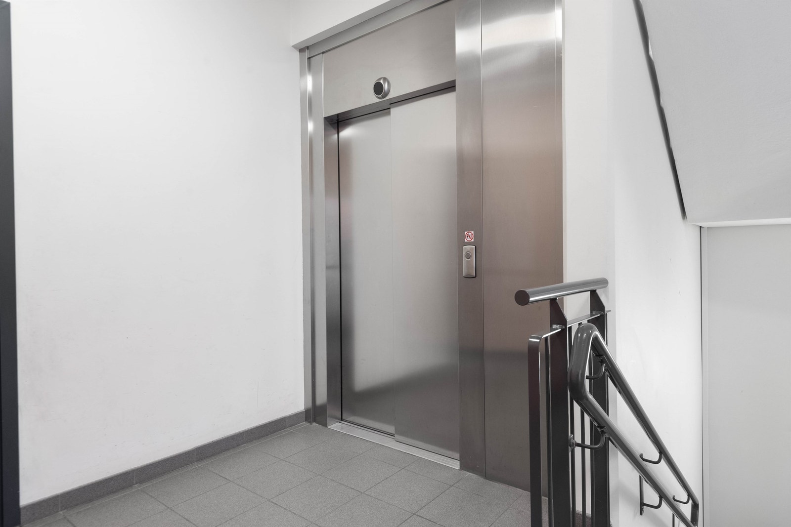 Heis som tar deg opp til leilighetsplanet. Galleribilde