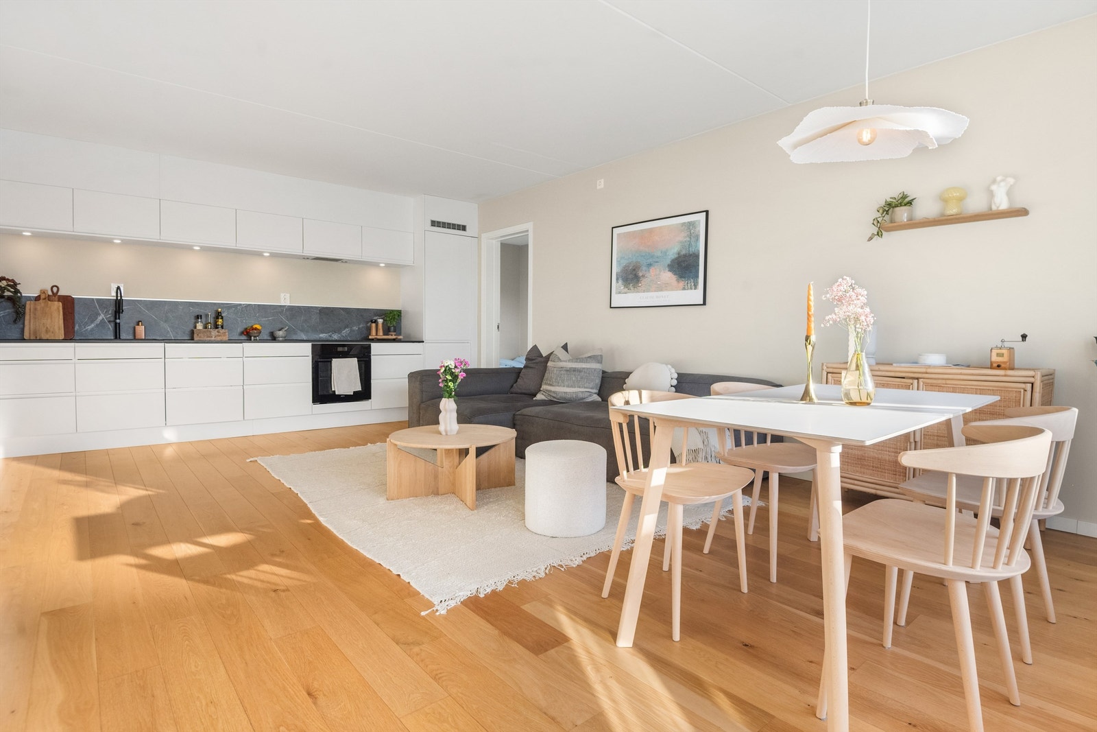 Kjøkken i åpen løsning til stuen med lekker ny kjøkkeninnredning fra 2022. Galleribilde