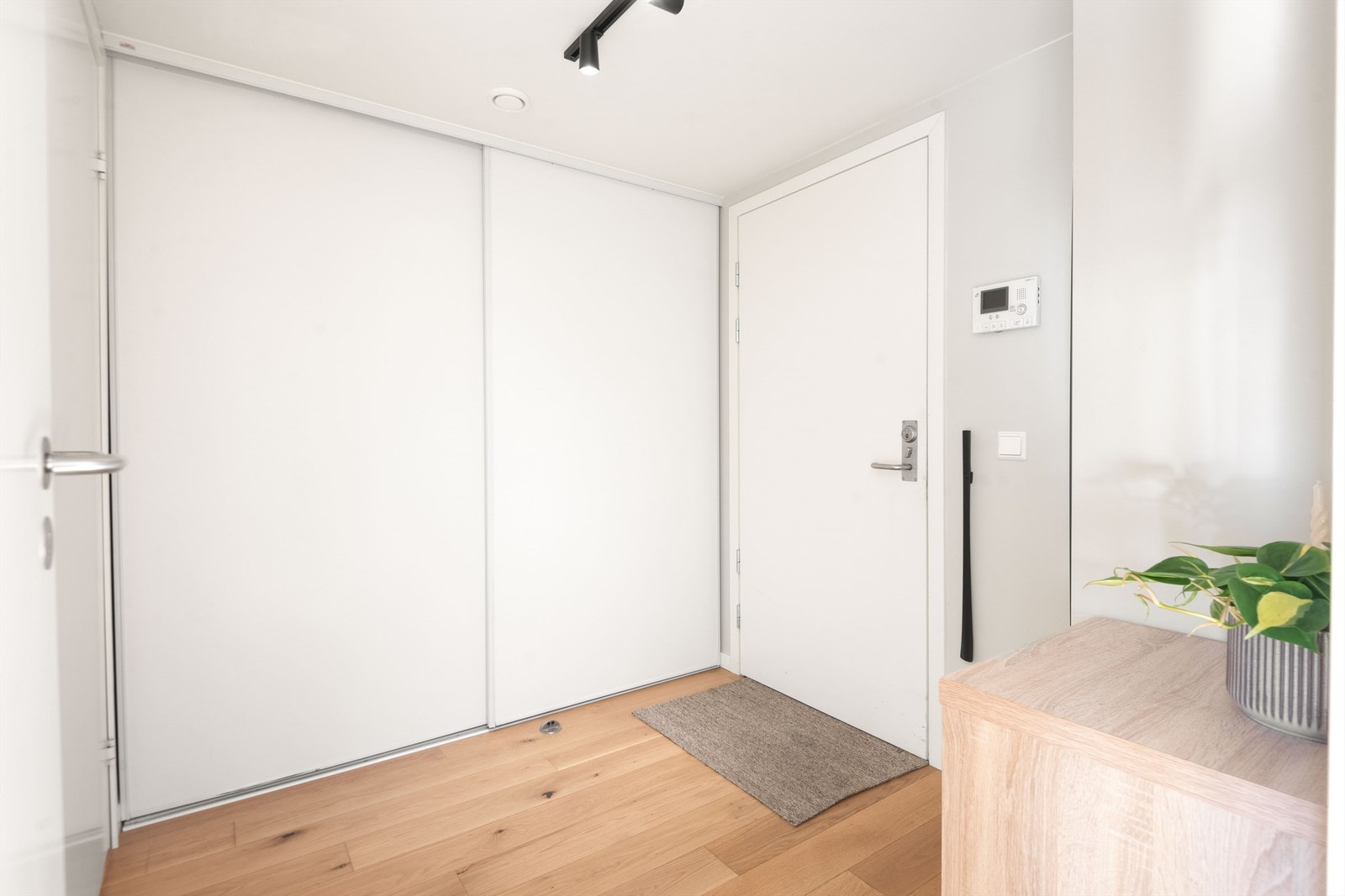 Her kommen man i en lys og innbydende entré med god plass til å henge fra seg yttertøy og sko. Galleribilde