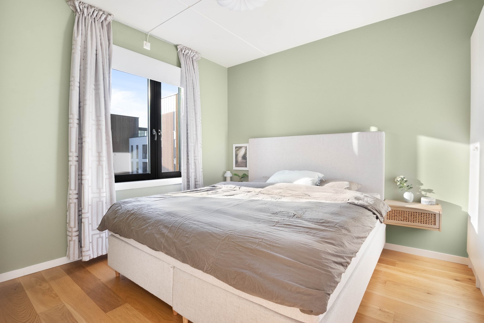 Leiligheten har to soverom. Hovedsoverommet er av god størrelse med plass til dobbeltseng og annet møblement. Det byr på godt med skapplass og vender mot stille bakgård. Galleribilde