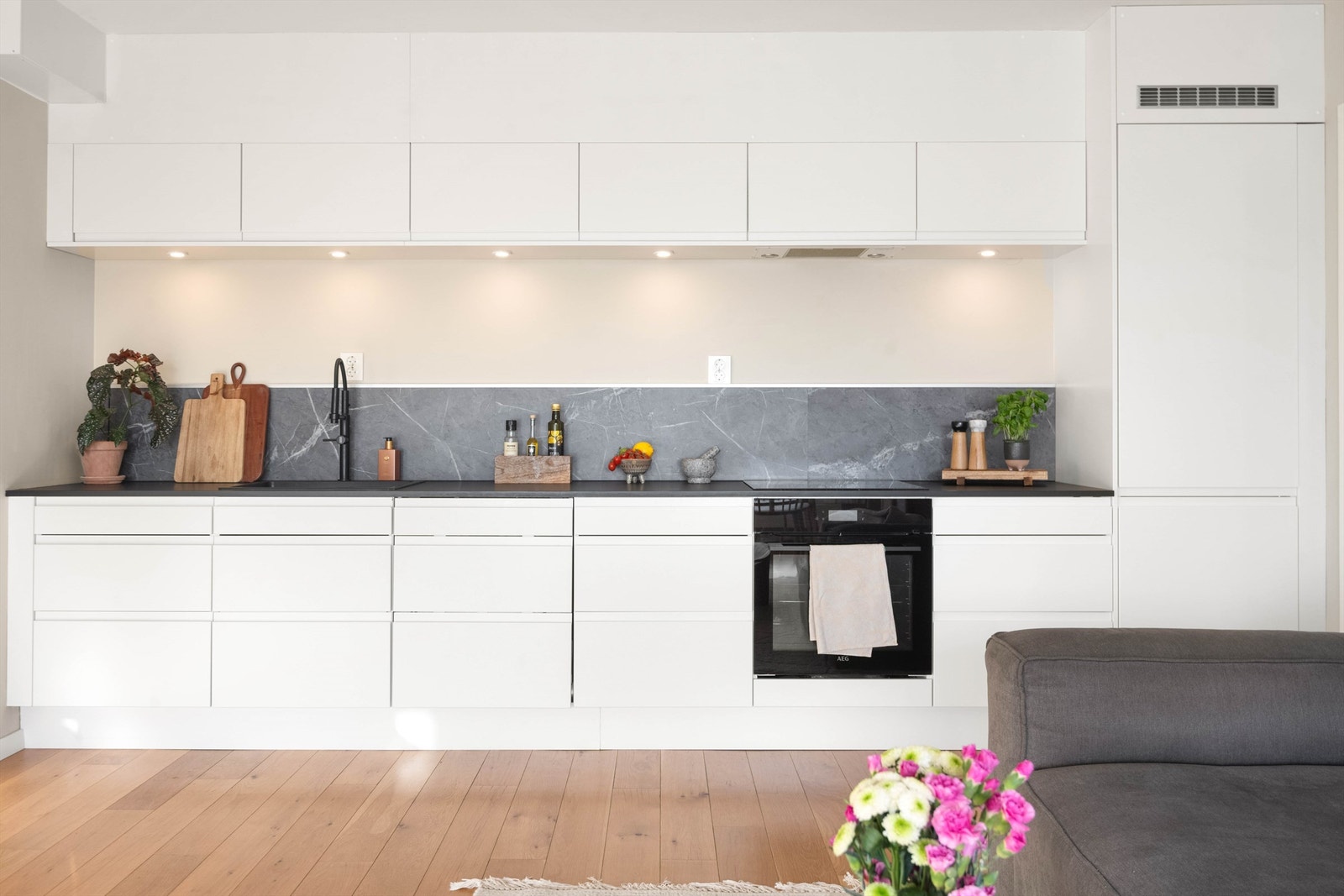 Kjøkken i åpen løsning til stuen med lekker ny kjøkkeninnredning fra 2022. Galleribilde