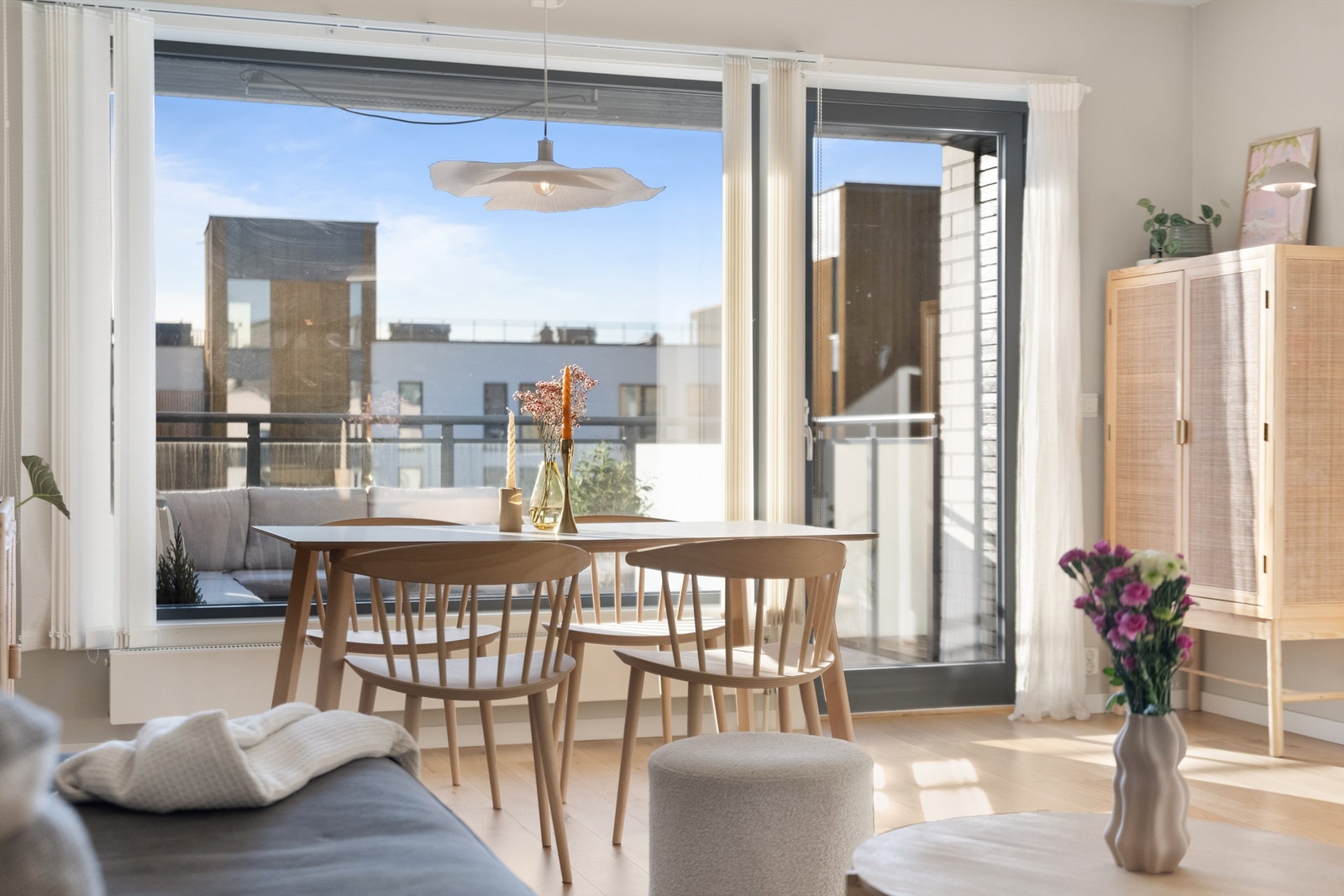 Fra stuen har man store vinduer med mye lys og utgang til stor balkong på 9 kvm. Galleribilde