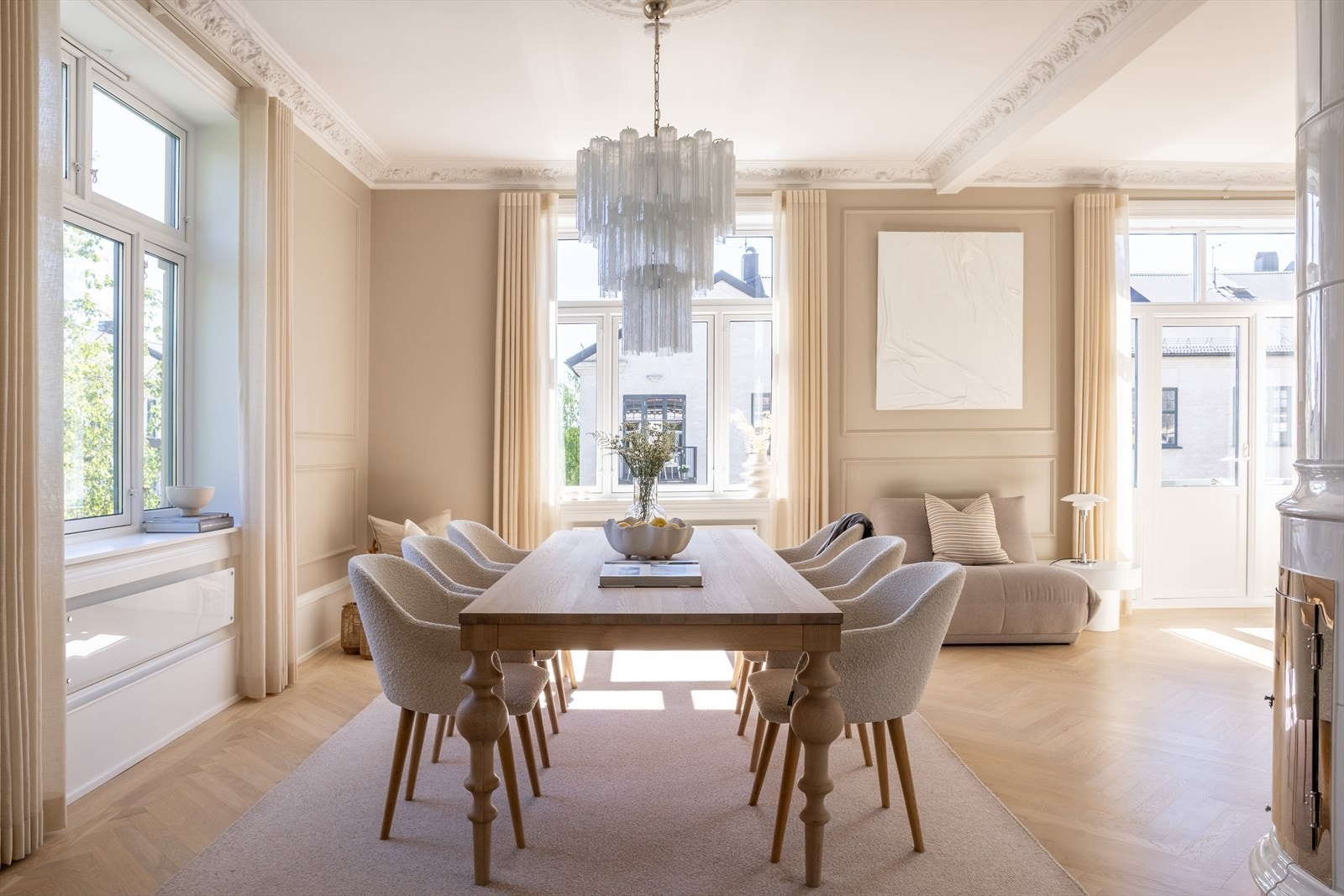 Stuen har store vindusflater og mye naturlig lys Galleribilde