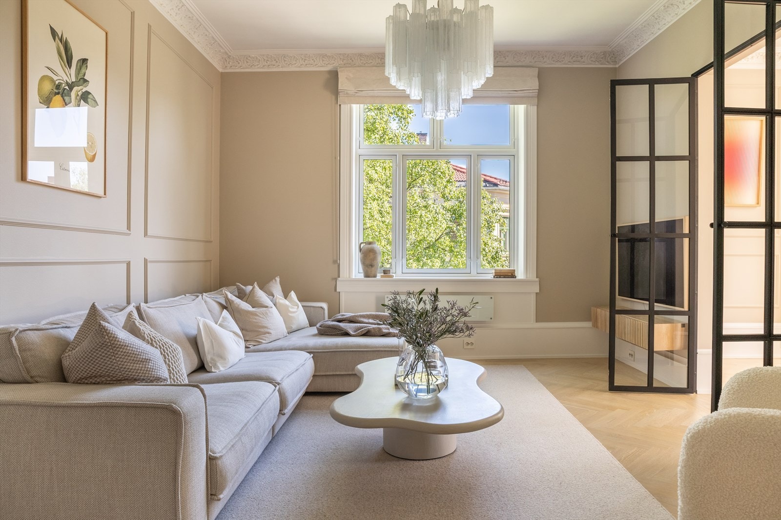 TV-stue (kan omgjøres til soverom) med smijernsdører mot spisestue slik at man får lys fra to sider. Galleribilde