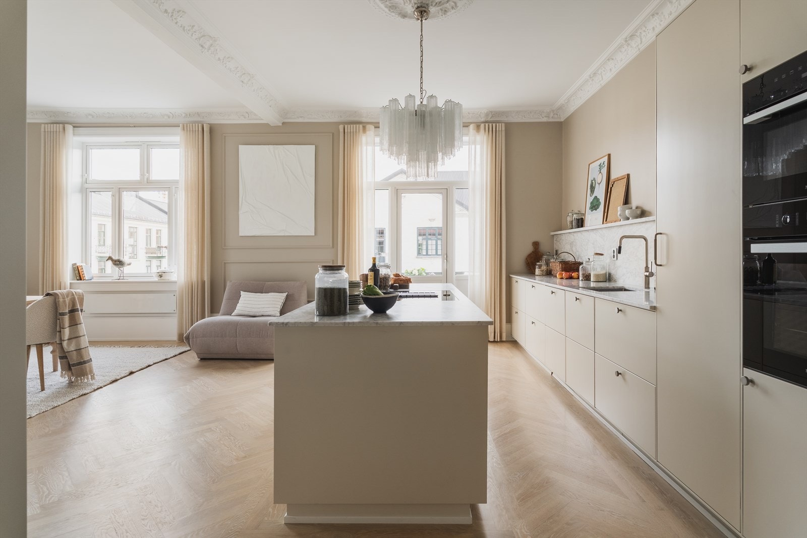 Lekkert kjøkken med integrerte hvitevarer Galleribilde