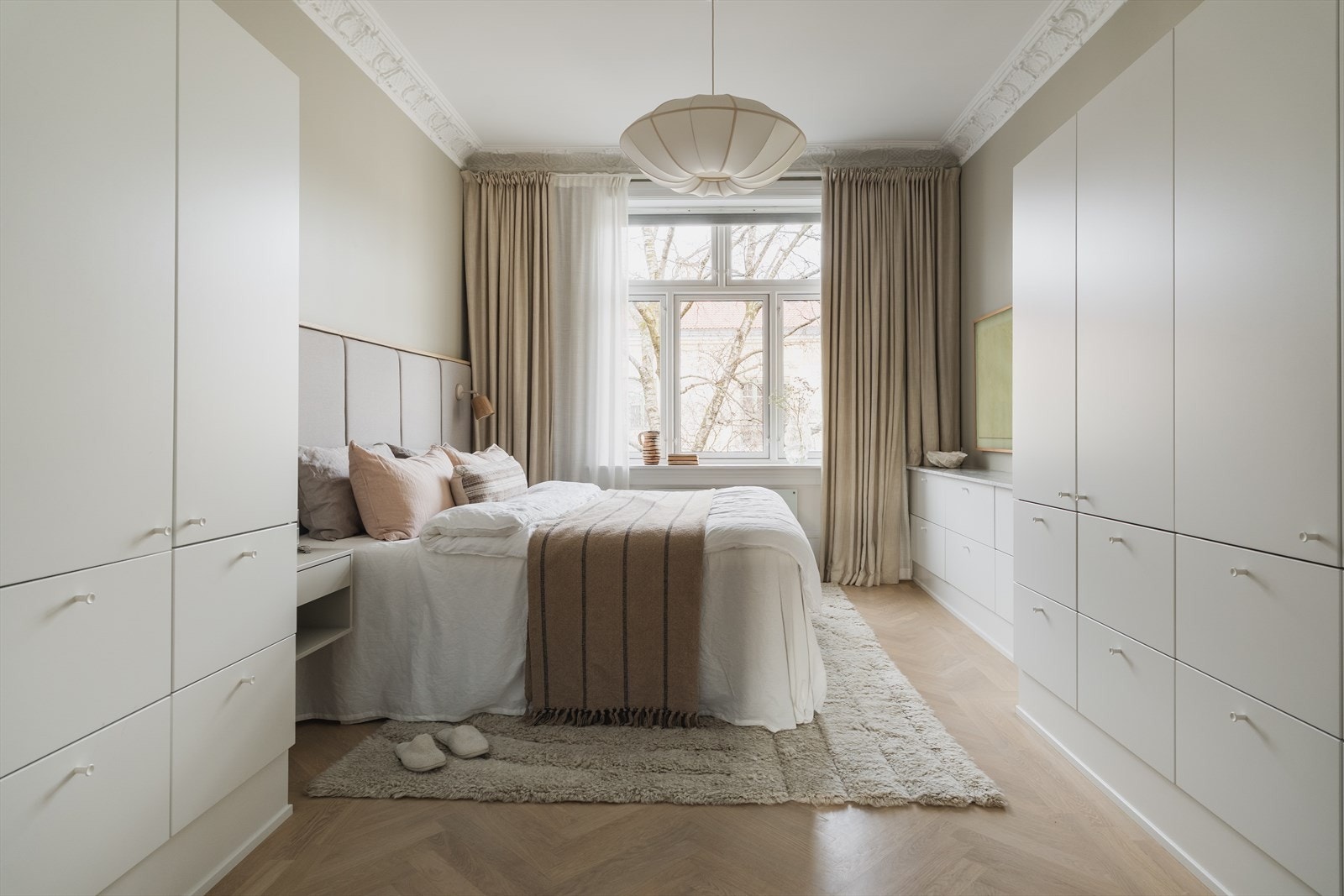 Hovedsoverom med masse skapplass Galleribilde