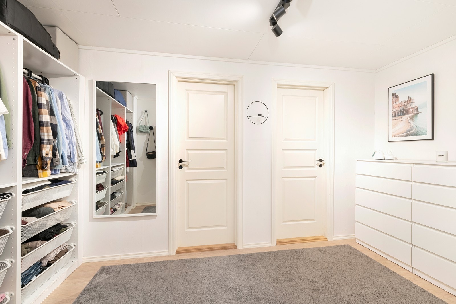 Walk in garderobe med inngang til 2 av soverommene. Galleribilde