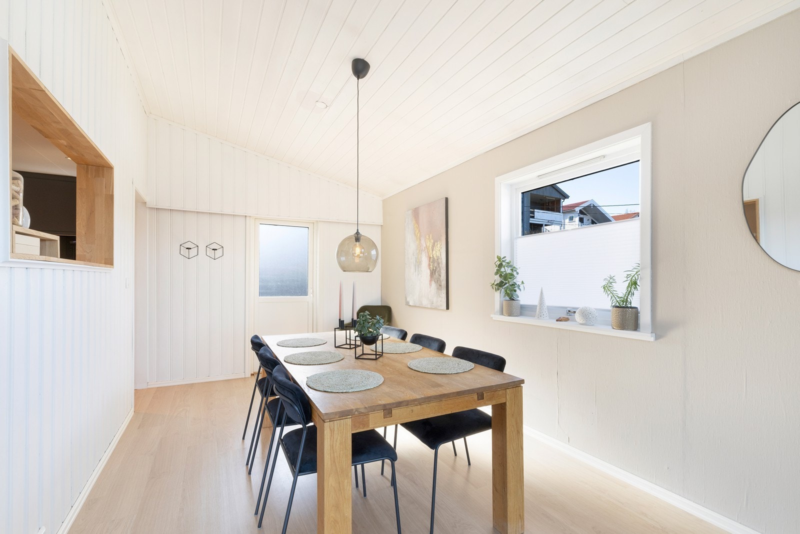 Utgang til terrasse fra spisestue med ettermiddagssol frem til ca. kl. 19. Galleribilde