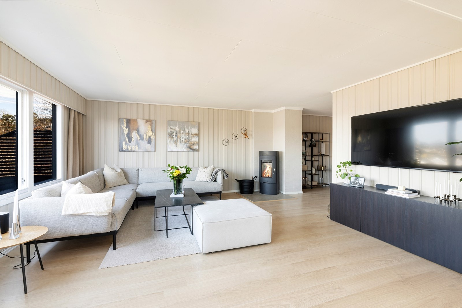 I stuen er det god plass til sofagruppe og spisebord. Galleribilde