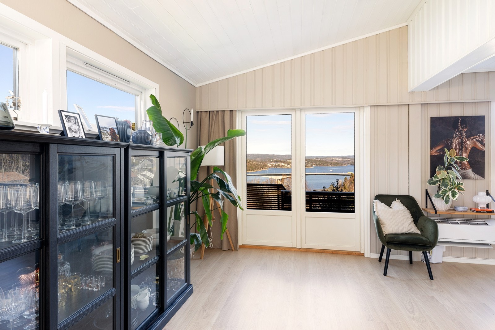 Fra stuen er det utgang til solrik terrasse med ettermiddag og kveldssol. Galleribilde