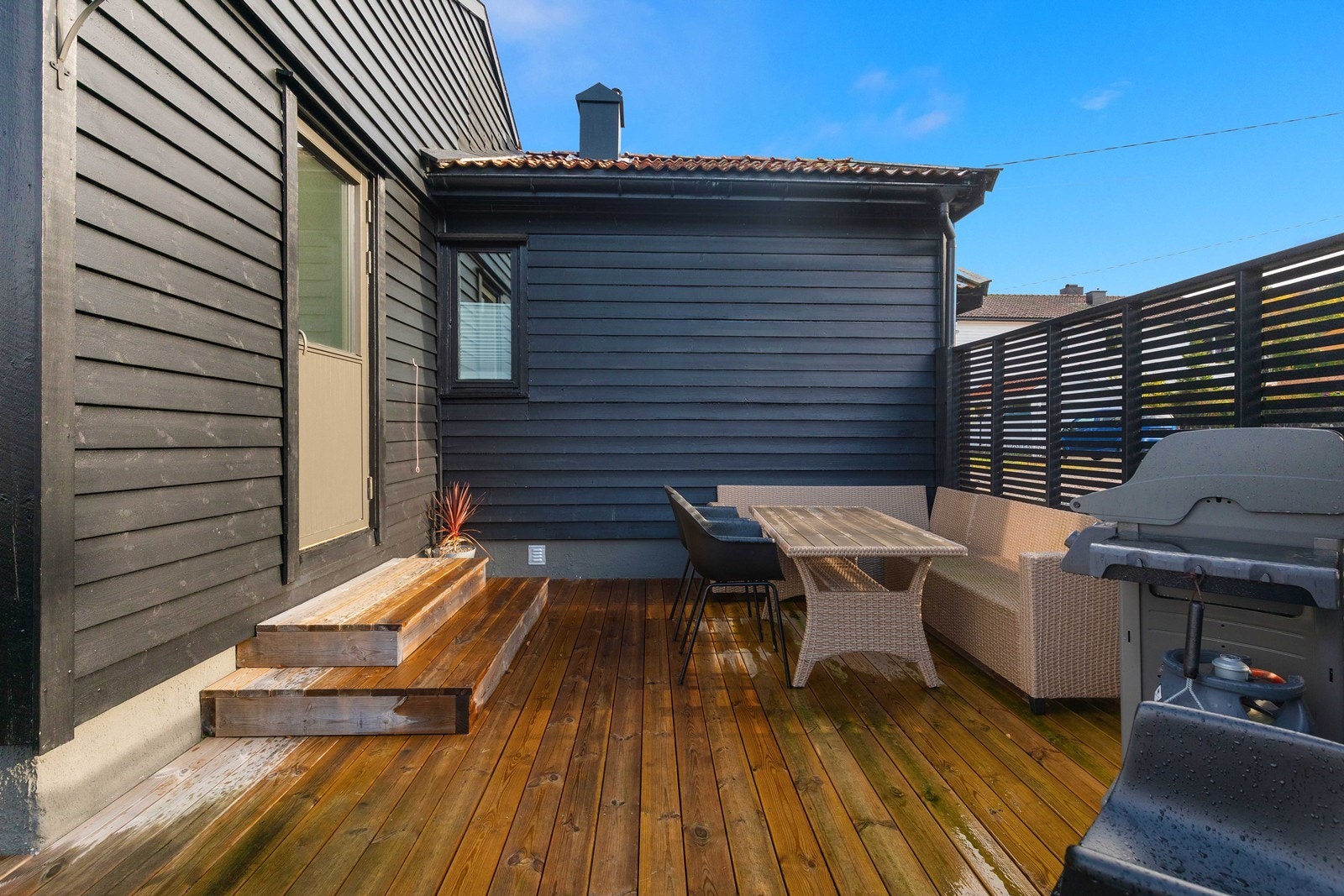 Terrasse med utgang fra spisestue. Sol til ca. kl. 19.00 Galleribilde