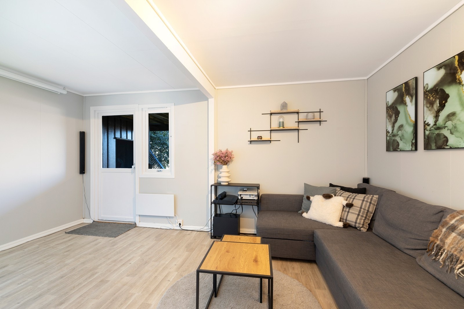 Kjellerstue med plass til sofagruppe Galleribilde