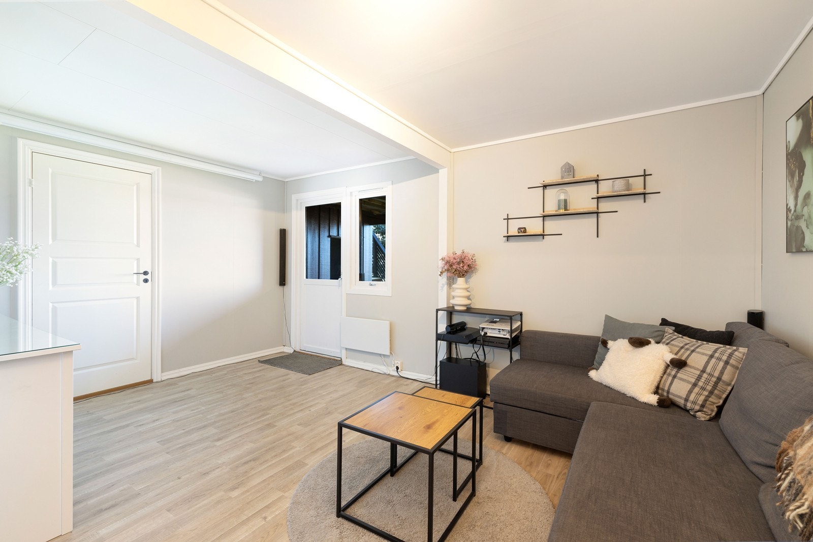 Utgang til hage fra kjellerstue. Galleribilde