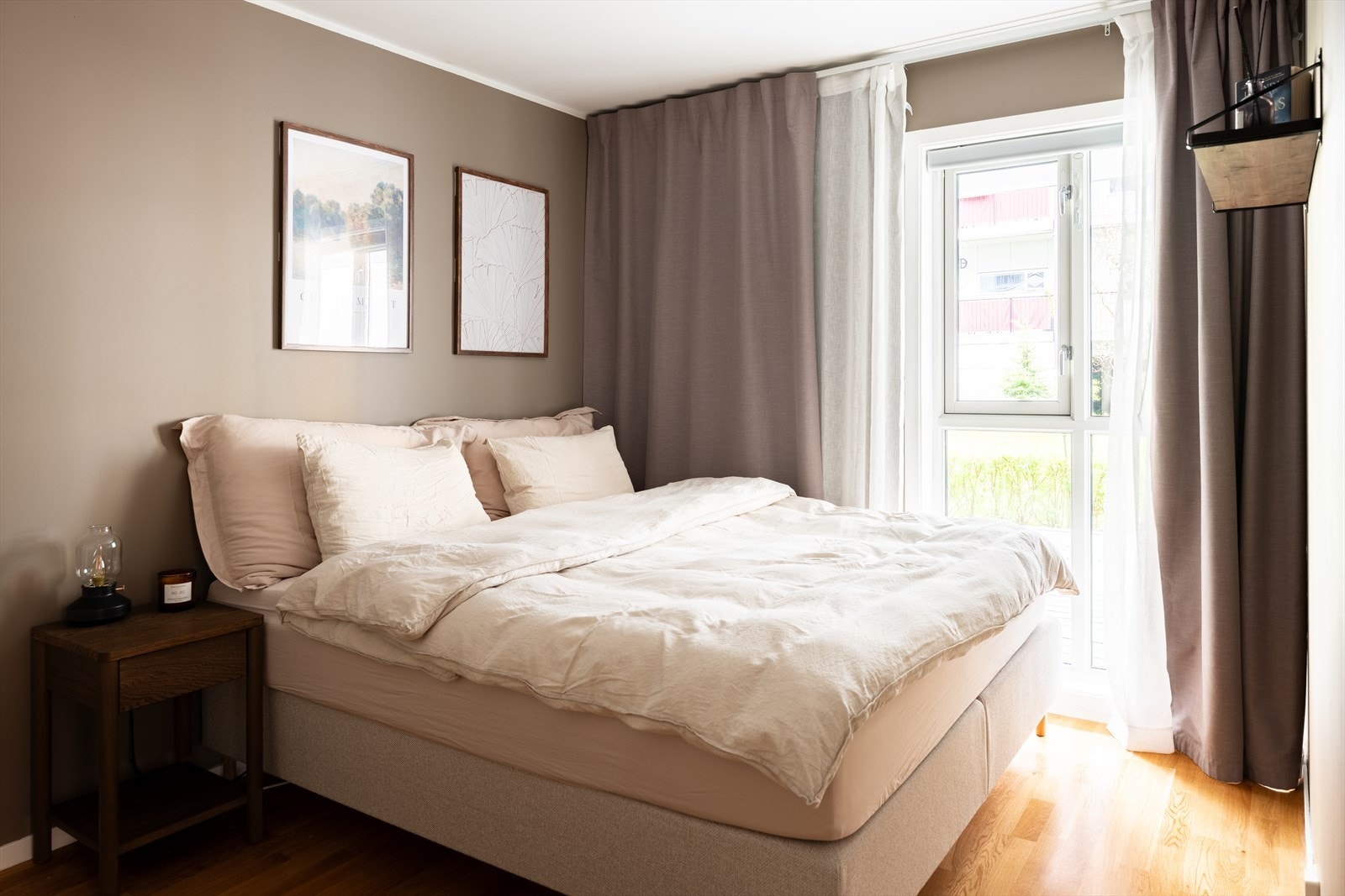 Videre får du to gode soverom på hhv. 10,6 og 8,4m². Begge rommene besitter et stilrent fargevalg, og er behandlet i god utførelse. Galleribilde