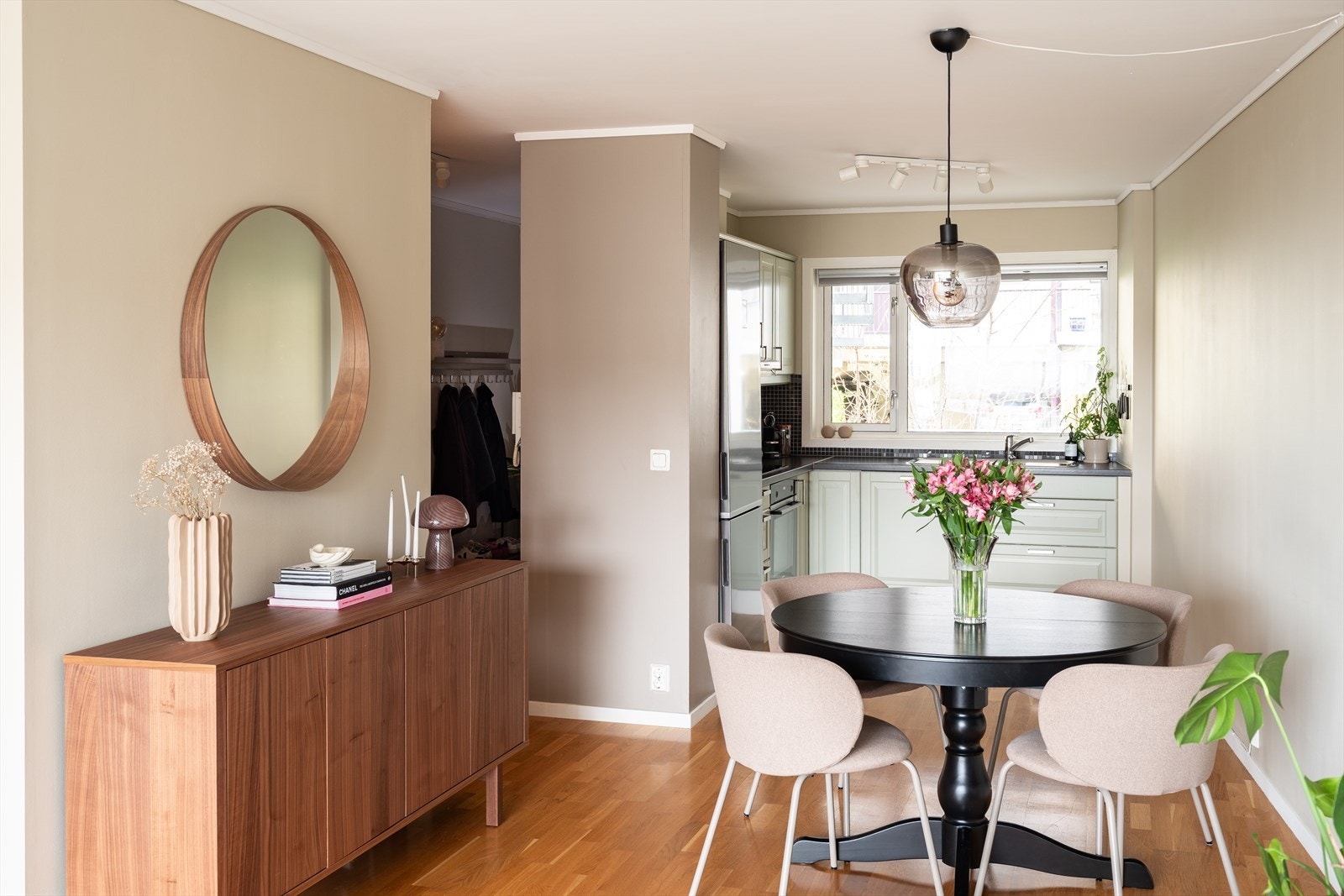 Kjøkkenet er i delvis åpen løsning. Dette gir en romslig atmosfære, men leiligheten oppleves fortsatt sonefordelt. Videre skal du merke deg at leiligheten byr på god gjennomlysning. Galleribilde