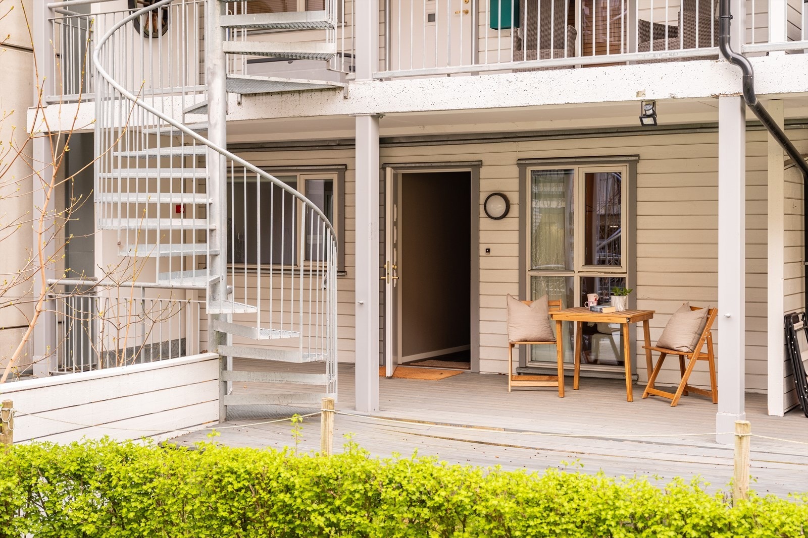 Leiligheten ble ferdigstilt i 2000, og holder en gjennomgående pen standard. Dette er leiligheten for deg som ønsker å bo sentralt, men tilbaketrukket fra bykjernen. Galleribilde