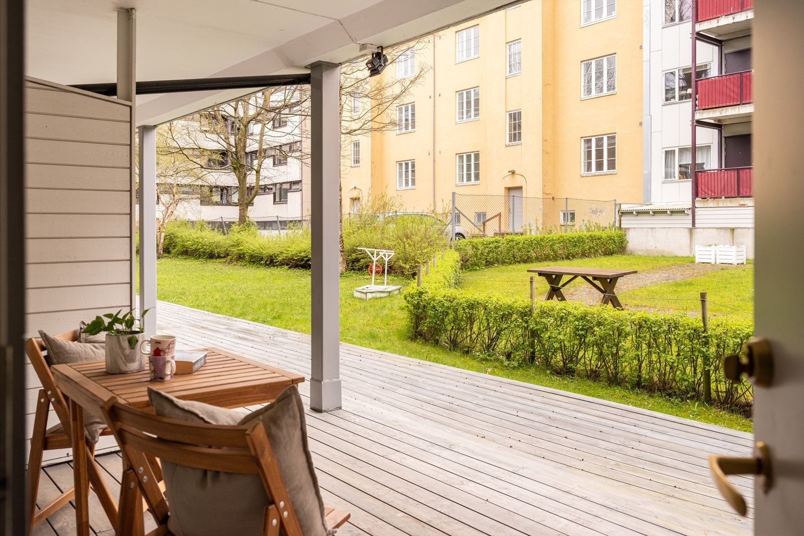 Leiligheten befinner seg i enden av svalgang, og sameiet har et hyggelig grøntareal. Galleribilde