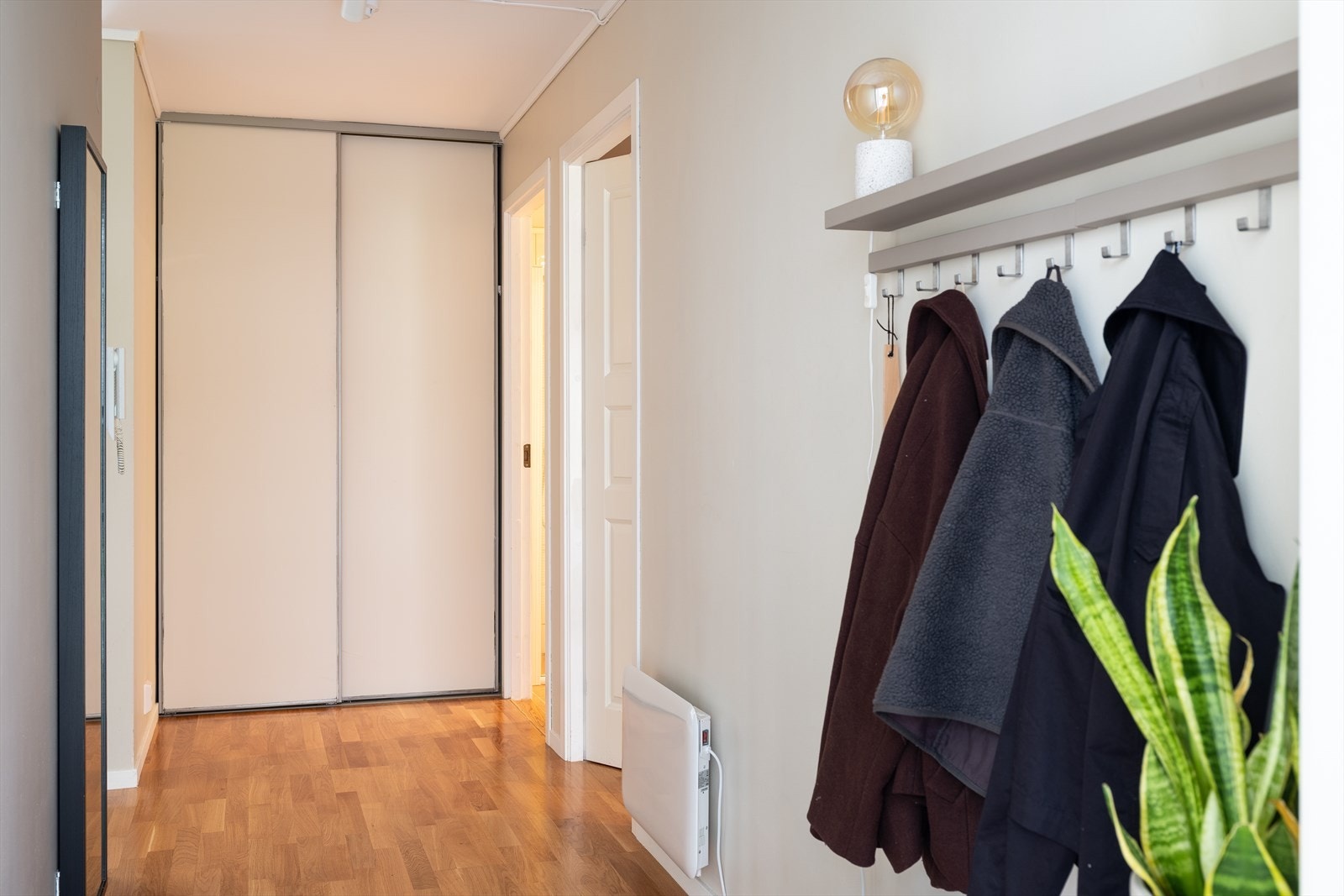 Entréen strekker seg over 7,8m², og veggen måler 1,39m der skyvedørsgarderoben står i dag. Galleribilde