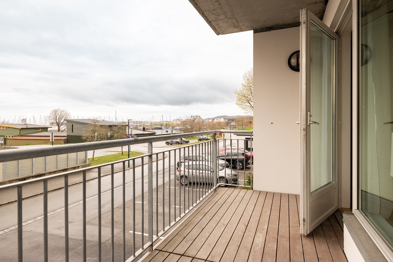 Balkongen måler 5,9 m² og er enkel å møblere. Her kan man nyte gode utsiktsforhold og båtliv. Galleribilde