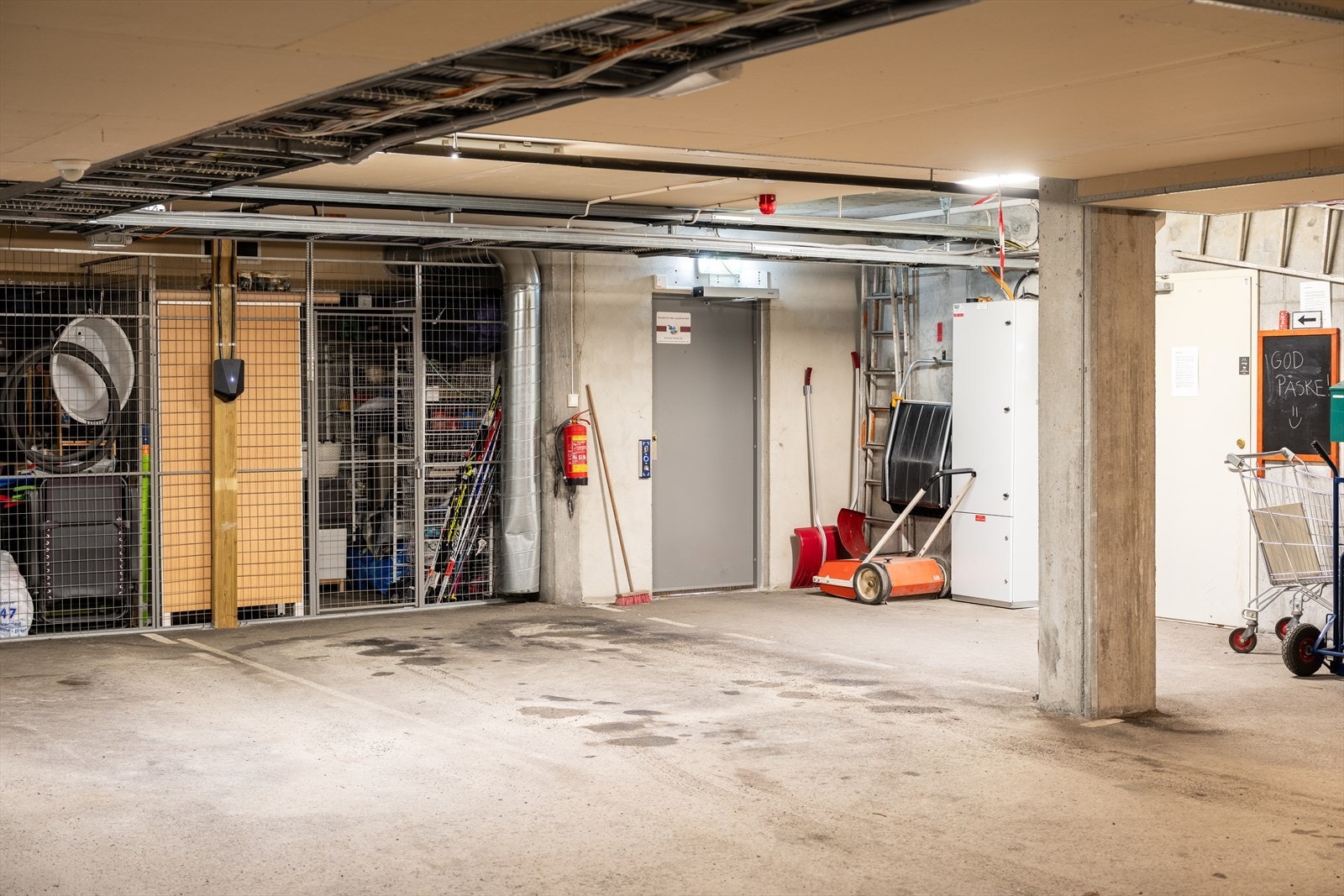 Egen p-plass og sportsbod. Det er også svært godt kollektivtilbud med buss, tog og trikk. Galleribilde