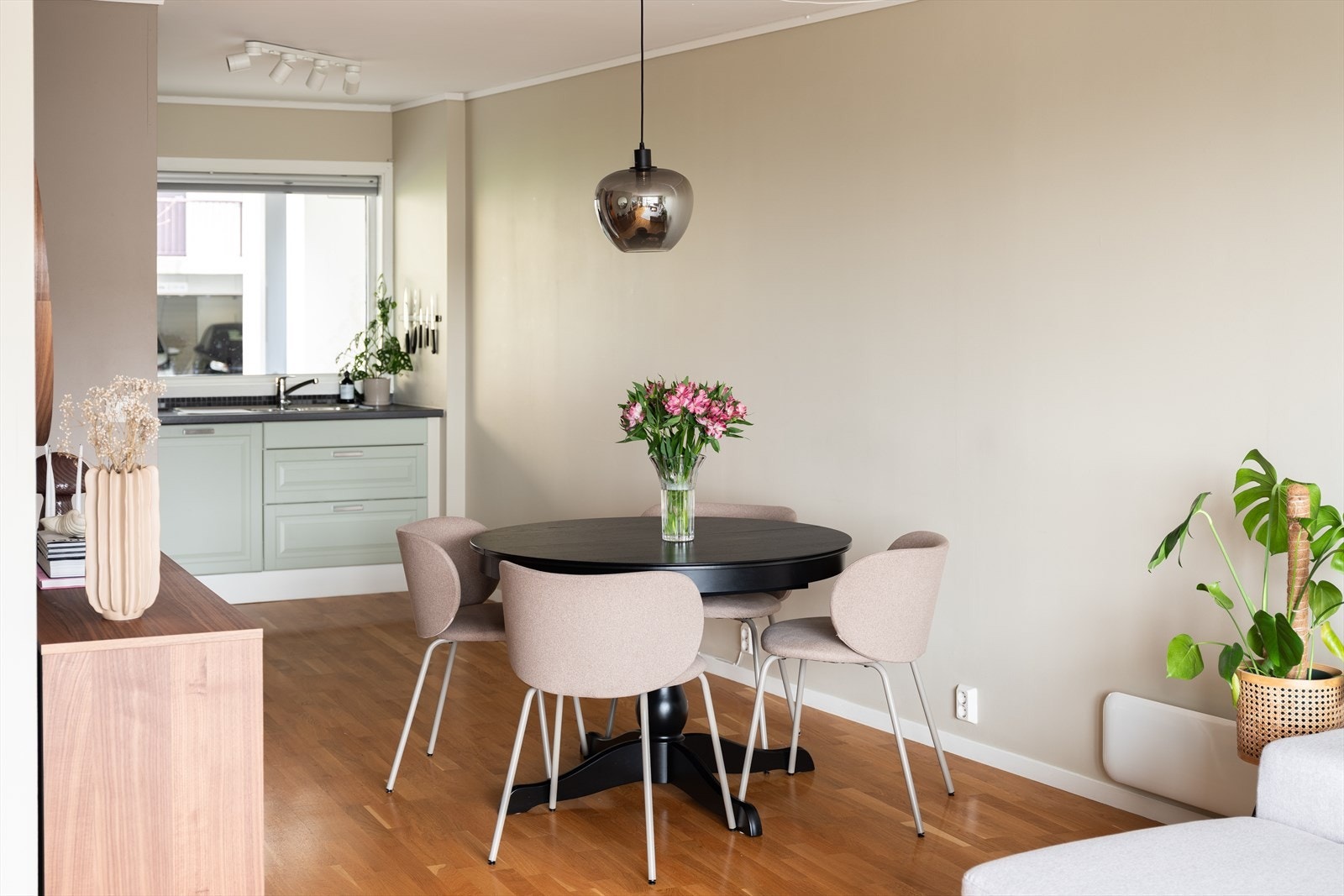 Mellom stue og kjøkken får spiseseksjonen sin naturlige plassering. Galleribilde