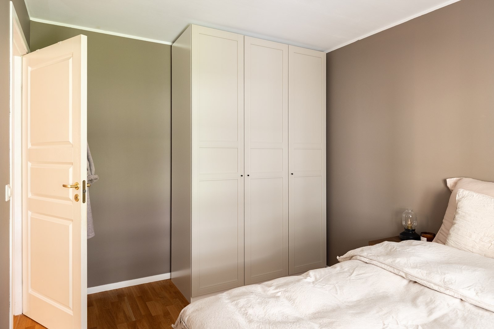 Flott garderobeskap medfølger i handelen. Galleribilde