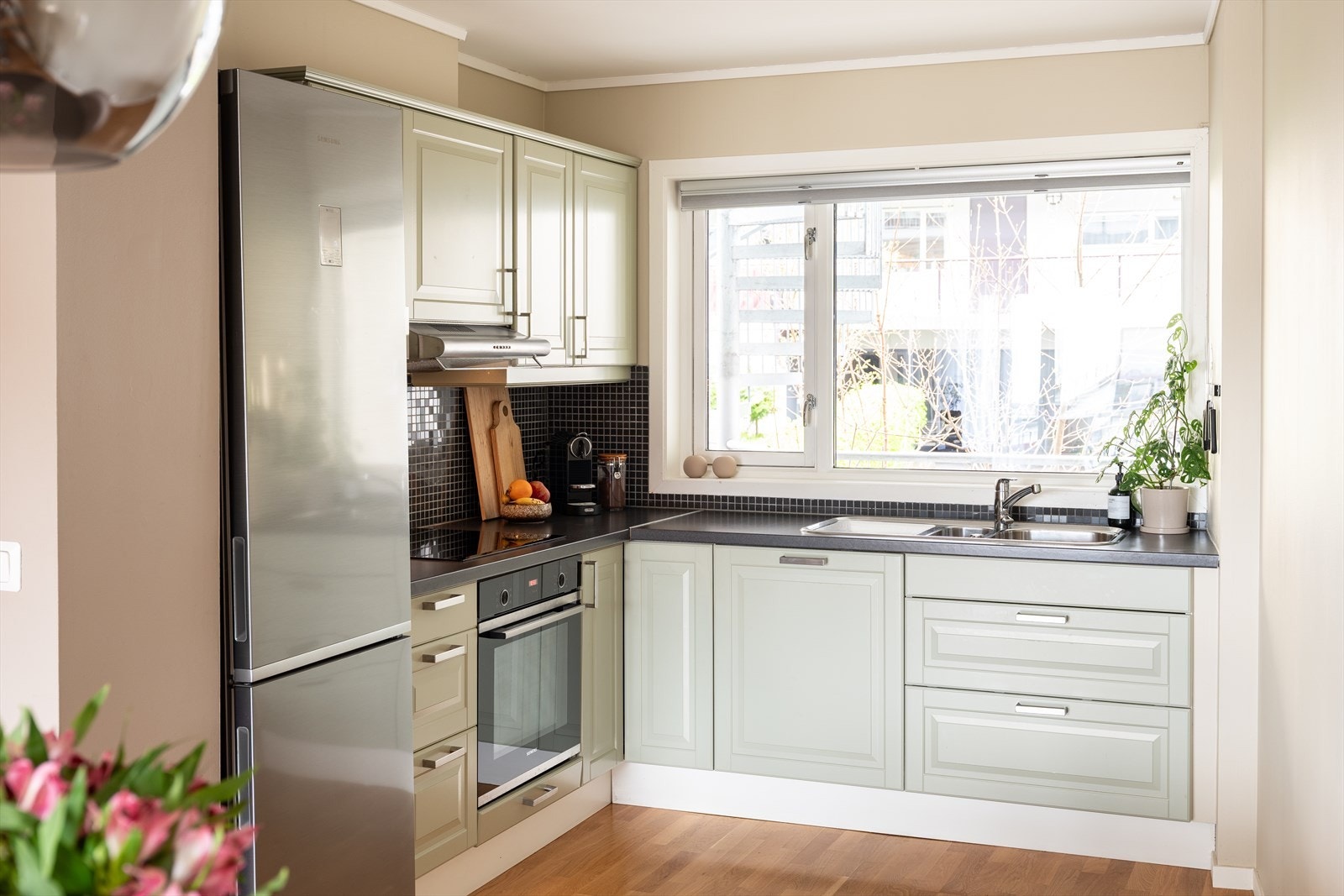 Delikat og moderne kjøkken. Her får du mye skap- og benkeplass. Galleribilde